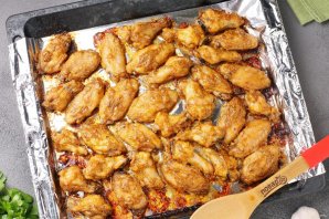 Куриные крылышки с чесноком и карри запечённые в духовке
