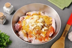 Куриные крылышки с чесноком и карри запечённые в духовке