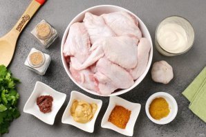 Куриные крылышки с чесноком и карри запечённые в духовке