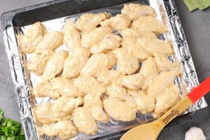 Куриные крылышки с чесноком и карри запечённые в духовке