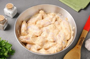 Куриные крылышки с чесноком и карри запечённые в духовке