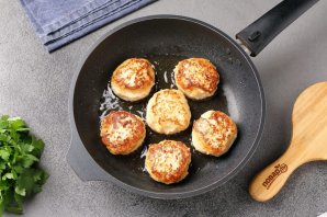 Куриные тефтели в духовке в сливочно-сырном соусе