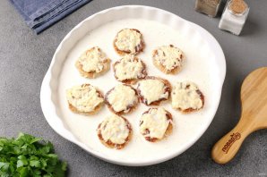 Куриные тефтели в духовке в сливочно-сырном соусе