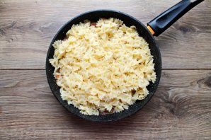 Макароны с тушенкой, помидорами и луком