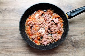 Макароны с тушенкой, помидорами и луком