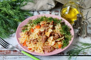 Макароны с тушенкой, помидорами и луком