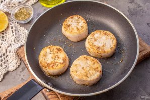 Медальоны из хека на сковороде