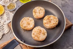 Медальоны из хека на сковороде