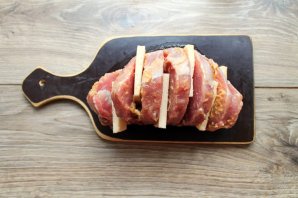 Мясная "гармошка" с сыром и грибами