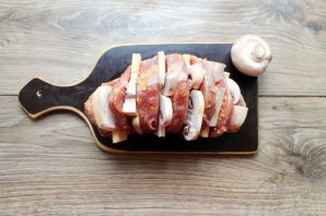 Мясная "гармошка" с сыром и грибами