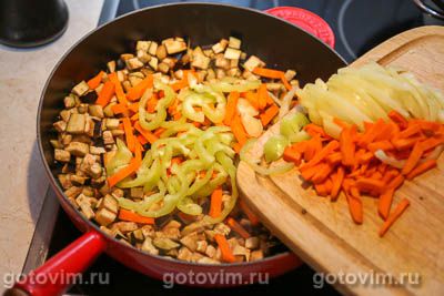 Овощное рагу с мясом, баклажанам и фасолью в томатном соусе Овощное рагу с мясом, баклажанам и фасолью в томатном соусе