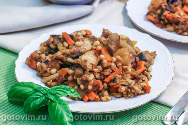 Овощное рагу с мясом, баклажанам и фасолью в томатном соусе Овощное рагу с мясом, баклажанам и фасолью в томатном соусе