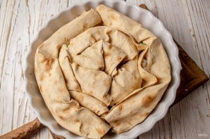 Пирог "Улитка" из лаваша с творогом и зеленью Пирог "Улитка" из лаваша с творогом и зеленью