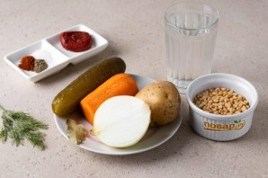 Постный гороховый суп с солеными огурчиками