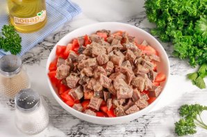 Салат из говядины и консервированной красной фасоли