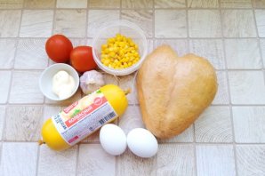 Салат с копченой курицей и колбасным сыром