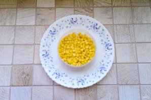 Салат с копченой курицей и колбасным сыром