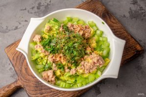 Салат с тунцом, сельдереем и авокадо Салат с тунцом, сельдереем и авокадо