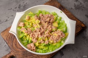 Салат с тунцом, сельдереем и авокадо Салат с тунцом, сельдереем и авокадо