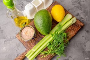 Салат с тунцом, сельдереем и авокадо Салат с тунцом, сельдереем и авокадо