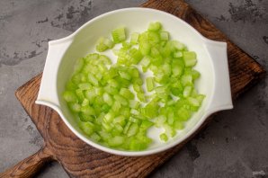 Салат с тунцом, сельдереем и авокадо Салат с тунцом, сельдереем и авокадо