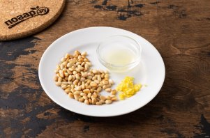 Шампиньоны с кедровыми орешками Шампиньоны с кедровыми орешками