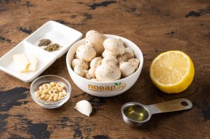 Шампиньоны с кедровыми орешками Шампиньоны с кедровыми орешками