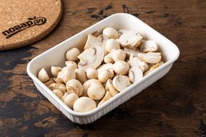 Шампиньоны с кедровыми орешками Шампиньоны с кедровыми орешками