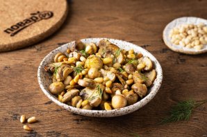 Шампиньоны с кедровыми орешками Шампиньоны с кедровыми орешками