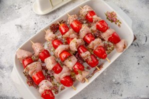 Шашлычки из индейки с помидорами черри в духовке