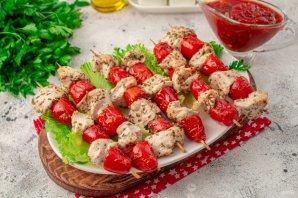 Шашлычки из индейки с помидорами черри в духовке