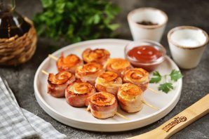 Шашлычки-рулетики из курицы и бекона на сковороде Шашлычки-рулетики из курицы и бекона на сковороде