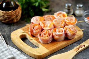 Шашлычки-рулетики из курицы и бекона на сковороде Шашлычки-рулетики из курицы и бекона на сковороде