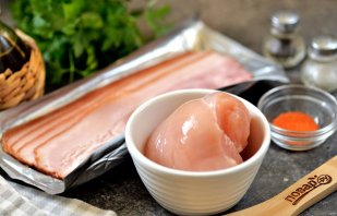 Шашлычки-рулетики из курицы и бекона на сковороде Шашлычки-рулетики из курицы и бекона на сковороде