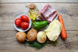 Щи со свиными ребрышками и консервированными помидорами