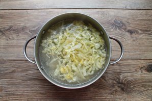 Щи со свиными ребрышками и консервированными помидорами