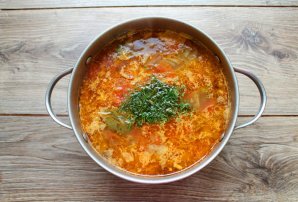 Щи со свиными ребрышками и консервированными помидорами