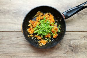 Щи со свиными ребрышками и консервированными помидорами