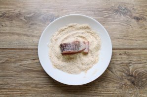 Щука в панировочных сухарях на сковороде