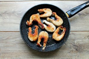 Щука в панировочных сухарях на сковороде