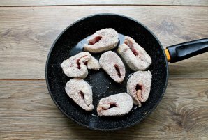 Щука в панировочных сухарях на сковороде