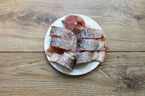 Щука в панировочных сухарях на сковороде