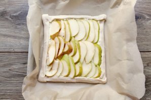 Слоеный пирог с грушей