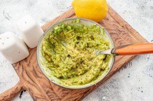 Слоёный салат с тунцом, помидорами и авокадо