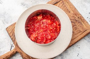 Слоёный салат с тунцом, помидорами и авокадо