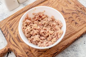 Слоёный салат с тунцом, помидорами и авокадо