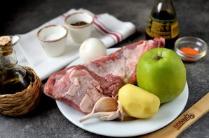 Свиные рёбрышки запечённые с картофелем и яблоками Свиные рёбрышки запечённые с картофелем и яблоками