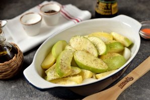 Свиные рёбрышки запечённые с картофелем и яблоками Свиные рёбрышки запечённые с картофелем и яблоками