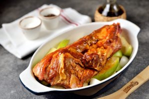 Свиные рёбрышки запечённые с картофелем и яблоками Свиные рёбрышки запечённые с картофелем и яблоками