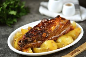 Свиные рёбрышки запечённые с картофелем и яблоками Свиные рёбрышки запечённые с картофелем и яблоками